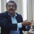 El juez Juan Paredes en una oficina. Después de diez años sigue en la Función Judicial.