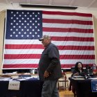 La gente espera en fila para votar el día de las elecciones en un lugar de votación en la Old Stone School en Hillsboro, Virginia