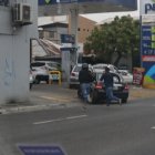 El hecho delictivo se registró en la avenida Quito. Los criminales huyeron en dirección a la avenida Machala.
De ahí, los tipos se embarcaron nuevamente en la moto y pretendieron escapar en sentido contrario, pero el alto flujo vehicular se los impidió y no les quedó otra opción que huir en dirección al norte, pero solo avanzaron unos diez metros, pues otra vez terminaron bloqueados por el tráfico. Eso fue aprovechado por el perjudicado, quien de inmediato aceleró y chocó por detrás a los ladrones.

Ellos huyeron y dejaron todo abandonado, incluyendo la moto y un teléfono celular. A pocos metros llegaba un uniformado de la Policía, quien llamó a la central de patrullas y pidió apoyo. Los pillos escaparon.