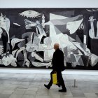 Fotografía de archivo fechada el 3 de abril de 2017 donde se observa la obra "Guernica" de Picasso, durante una exposición en el Museo Reina Sofía, en Madrid.