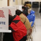 Los votantes marcan sus papeletas en el centro de votación dentro del Ayuntamiento de San Francisco, California, este 8 de noviembre de 2022.