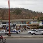 Un policía fue baleado en los exteriores de una plaza comercial de la avenida a Daule.