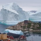 En la imagen de archivo, vista general de un iceberg situado al lado de la aldea de Innaarsuit, en el municipio de Avannaata, Groenlandia.