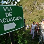 Fotografía de archivo en la que se registró a varios participantes de un simulacro de evacuación durante un eventual sismo en Ecuador.