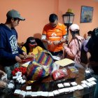 Los aficionados aprovecharon el feriado para armar fundas con picadillo, cintas de papel y globos, para ser utilizados en la gran final.