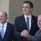 El presidente del Senado, Rodrigo Pacheco (c), recibe al presidente electo de Brasil, Luiz Inacio Lula da Silva (d), y al vicepresidente, Geraldo Alckmim (i), hoy, en la residencia oficial de Senado en Brasilia (Brasil). EFE/Joédson Alves