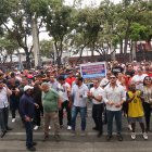 Protesta. Ayer se congregaron los dueños de bares y discotecas afuera de la Gobernación del Guayas, para pedir la eliminación del toque de queda.