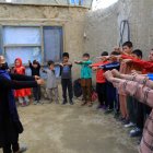 Labor. A falta de escuelas, las hermanas adolescentes afganas Najma y Bahara decidieron entrenar a otros niños en arte del circo.