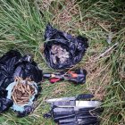 Evidencias. En los exteriores de la cárcel de Cotopaxi se encontraron armas blancas.