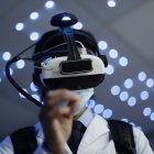 Estudiantes de la facultad de medicina de la Universidad de El Salvador prueban el nuevo laboratorio de realidad virtual denominado Minerva VR LAB, en San Salvador (El Salvador).