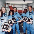 Fotografía de archivo fechada el 9 de enero de 1986 y cedida por la NASA donde aparecen los miembros de la tripulación del STS-51L mientras posan para fotografías durante un descanso en el entrenamiento de cuenta regresiva en la Sala Blanca del Complejo de Lanzamiento 39B en el Centro Espacial Kennedy de la NASA en Florida (Estados Unidos).