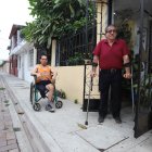 Miguel Cuesta, al fondo, espera una prótesis desde hace más de un año. Su hermano, Luis Vizuete, lo ayuda en los trámites.