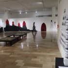 Obra. Una visitante recorre -al fondo- la propuesta de Melania Lynch (Chile).