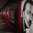 Shanghái. Los viajeros del metro admiran las obras.