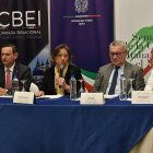 Caterina Bertolini (c), embajadora de Italia en Ecuador, en rueda prensa este jueves 10 de noviembre.