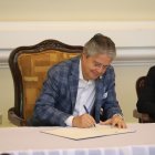 Lasso durante el evento en el que envió la nueva Ley a registro oficial.