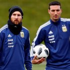 Messi (i) buscará ganar su primera copa del mundo con la guía de Scaloni.