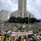 Imagen del día 2 de noviembre de una protesta de seguidores del expresidente Jair Bolsonaro por el resultado de las elecciones, frente al Comando Militar del Este, en Río de Janeiro. EFE/ Antonio Lacerda