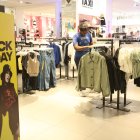 Descuentos. Los ciudadanos comienzan ya a visitar las tiendas para conocer las ofertas y rebajas disponibles por Viernes Negro.