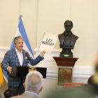 Guayaquil. De manera simbólica, el presidente Guillermo Lasso arrojó a una caneca de basura una copia de la ‘ley mordaza’ publicada en 2013