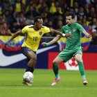 El centrocampista de la selección de fútbol de Irak Ibrahim Alkaabawi (d) lucha con Romario Ibarra, de la selección de Ecuador, durante el encuentro amistoso de preparación para el mundial de Qatar que los combinados nacionales de Ecuador e Irak disputan este sábado en el estadio Civitas Metropolitano, en Madrid. EFE/J.J Guillén