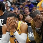 Russell Westbrook y LeBron James se toman la cara en la derrota de los Lakers.