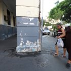 Pestilencia. Los transeúntes intentan evitar el portal del antiguo colegio Ana Paredes por el hedor que despide.