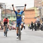 Ignacio Prado levanta los brazos en señal de victoria.