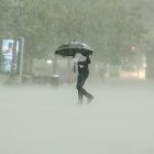 -FOTODELDIA- VALENCIA, 11/11/2022.- Un hombre camina bajola intensa lluvia este viernes en Valencia. La tormenta asociada a la DANA está provocando lluvias de intensidad muy fuerte en algunas zonas del oeste y sur del área metropolitana. EFE/ Biel Aliño