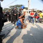 Familiares de internos tratan de consolorase mutuamente en medio del ambiente de caos que se registra en los exteriores de la Penitenciaría del Litora, durante una nueva jornada de enfrentamientos con muertes al interior de ese centro carcelario.