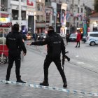 Agentes de la policía turca tratan de mantener el orden tras la explosión de un artefacto en una calle del centro de Estambul.