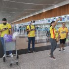 13-11-2022-Hinchas bacelonista se dirigen a quito al estadio a ver al idolo, esto sucedio en el aereopuerto