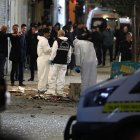El equipo de investigación de la escena del crimen trabaja mientras policías turcos intentan asegurar la zona tras una explosión en la calle Istiklal de Estambul, Turquía, el 13 de noviembre de 2022.