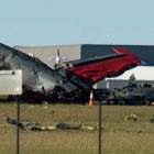 Los restos de uno de los aviones que colisionó durante el espectáculo aéreo en Dallas