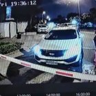 Auto. Según los vídeos este es el vehículo que ingresó sin permiso a la urbanización y ocasionó daños al salir.