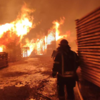 Bomberos tratando de apagar el incendio.