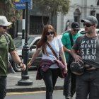 Fotografía de archivo de personas mientras caminan en el centro de Lima (Perú). EFE/ Aldair Mejía