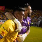 El mediocampista Sergio López (i) festeja junto al portero Hernán Galíndez el título del Aucas.