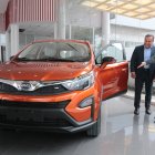 CLIENTE HOMBRE OBSERVA, JUNTO A MUJER VENDEDORA, UN AUTO DE LA MARCA BYD EN CONCESIONARIA.
MARCAS CHINAS DE CARROS SE IMPONEN EN EL MERCADO AUTOMOTRIZ DEL PAIS.