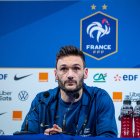 Clairefontaine-en-yvelines (France), 14/11/2022.- France"s goalkeeper Hugo Lloris speaks during a press conference at the team"s training complex in Clairefontaine-en-Yvelines, south of Paris, France, 14 November 2022. France will face Australia on 22 November 2022 in their first match of the FIFA World Cup 2022 in Qatar. (Mundial de Fútbol, Francia, Catar) EFE/EPA/CHRISTOPHE PETIT TESSON