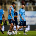 Lionel Messi (derecha) y Rodrigo de Paul (centro) durante el entrenamiento de este lunes.