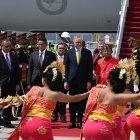Bali (Indonesia), 14/11/2022.-El Primer Ministro de Australia, Anthony Albanese (C), llega al Aeropuerto Internacional Ngurah Rai antes de la Cumbre del G20 en Bali, Indonesia