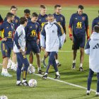 El entrenador de la selección española Luis Enrique (c) dirige el entrenamiento de este lunes en la Ciudad del Fútbol de Las Rozas, en Madrid.