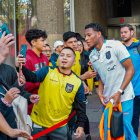 Los hinchas acompañaron a la selección en su paso por Madrid. Gonzalo Plata fue el más solicitado.