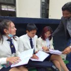 Los alumnos del Aguirre Abad que participaron en el evento de matemáticas, junto al rector del colegio..