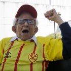 El hincha fiel con más edad de Aucas tuvo fuerzas para celebrar el título del equipo oriental en el centro de cuidados donde habita.