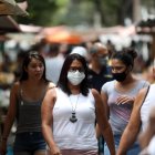 Fotografía de personas caminando por una calle en Vila Isabel en Rio de Janeiro, en una fotografía de archivo. EFE/Fabio Motta