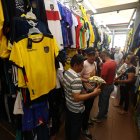 1. Venta de camisetas. Las zonas donde se venden las camisetas de Ecuador y otros equipos del Mundial empiezan a verse más pobladas. Los comerciantes esperan tener un repunte