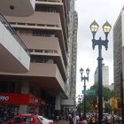 Lampara prendida en el día, 9 de octubre y Baquerizo Moreno, centro de la ciudad.