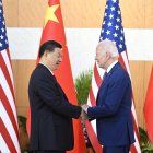 El presidente chino, Xi Jinping (I), saluda a su homólogo estadounidense, Joe Biden, antes de su reunión, un día antes de la Cumbre del G20 en Bali, Indonesia, este 14 de noviembre. EFE/EPA/XINHUA /LI XUEREN CHINA FUERA